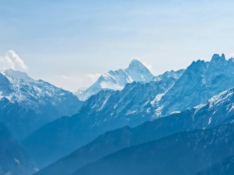 Best Winter Treks In Uttarakhand 2 Early morning winter view near Brahmatal campsite with snow and Himalayan peaks